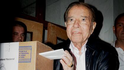 Carlos Menem votando