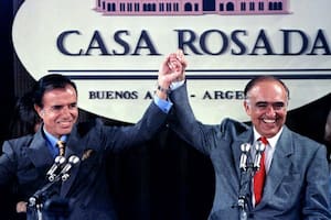 Carlos Menem, al lograr su segundo mandato presidencial, en 1995, junto a su compañero de fórmula, Carlos Ruckauf