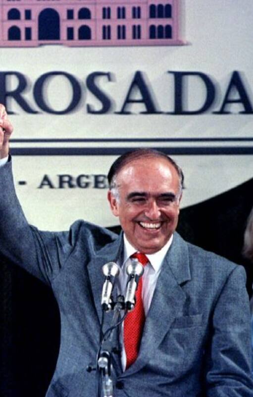 Carlos Menem, al lograr su segundo mandato presidencial, en 1995, junto a su compañero de fórmula, Carlos Ruckauf