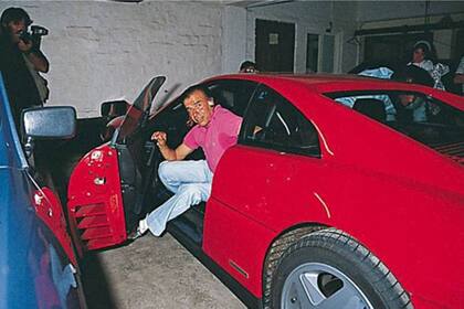 Carlos Menem baja de su Ferrari 348 TB, luego de conducirla desde Olivos hasta Pinamar