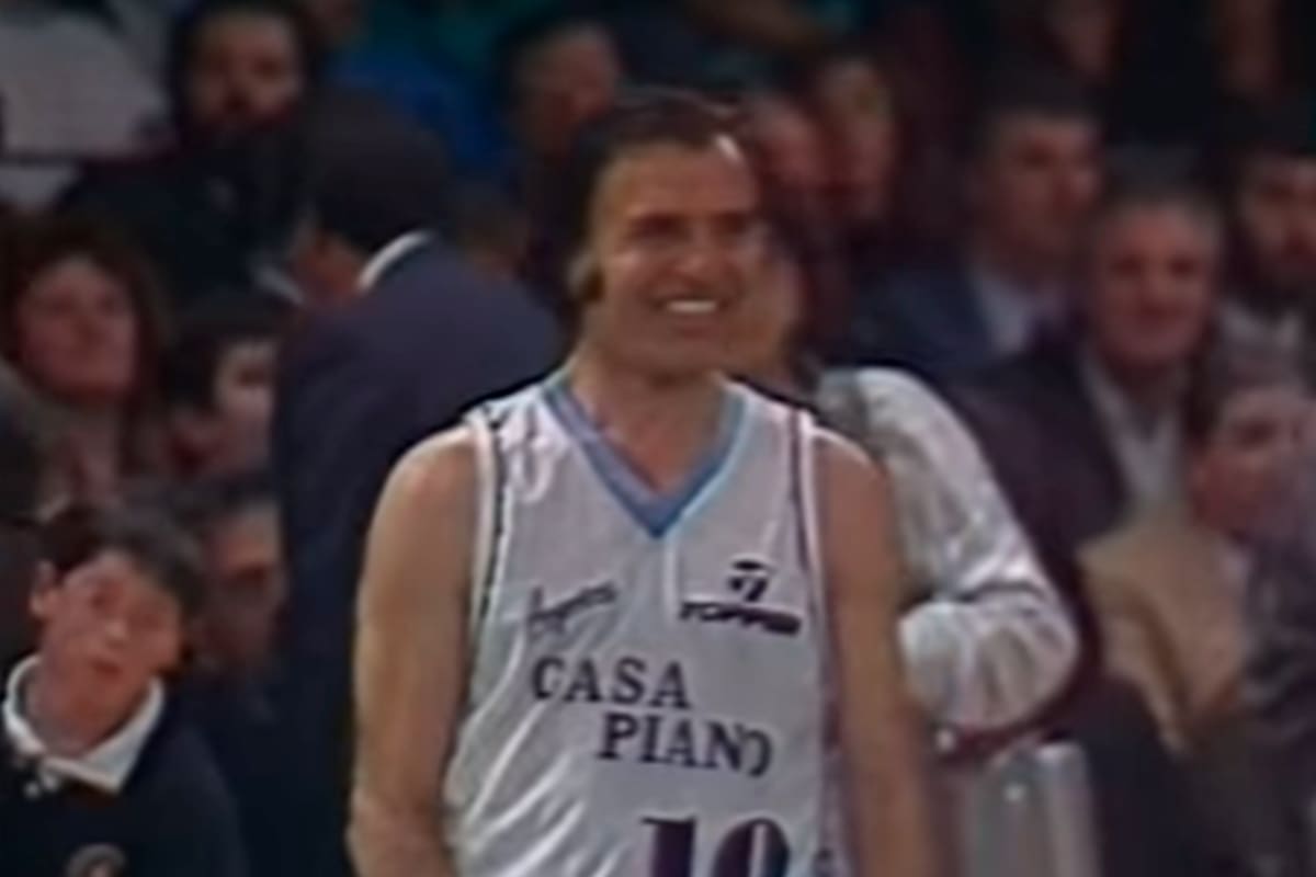 Carlos Menem con la camiseta de la Selección Argentina