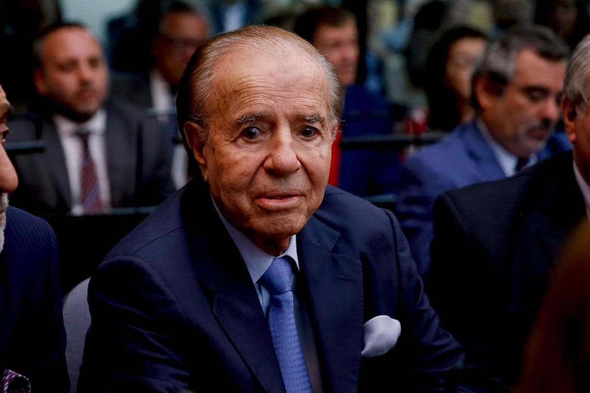 Carlos Menem continúa internado en el sanatorio Los Arcos del barrio porteño de Palermo, donde estuvo sedado con medicación tras el agravamiento de un problema cardíaco.