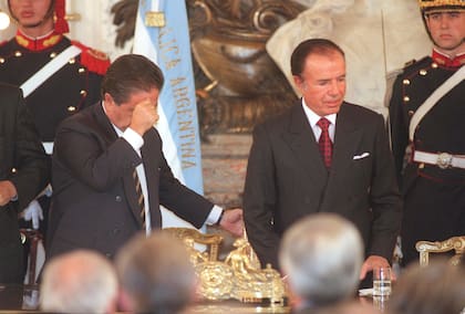 Carlos Menem durante su segunda presidencia, con Eduardo Duhalde, entonces gobernador bonaerense, a su derecha