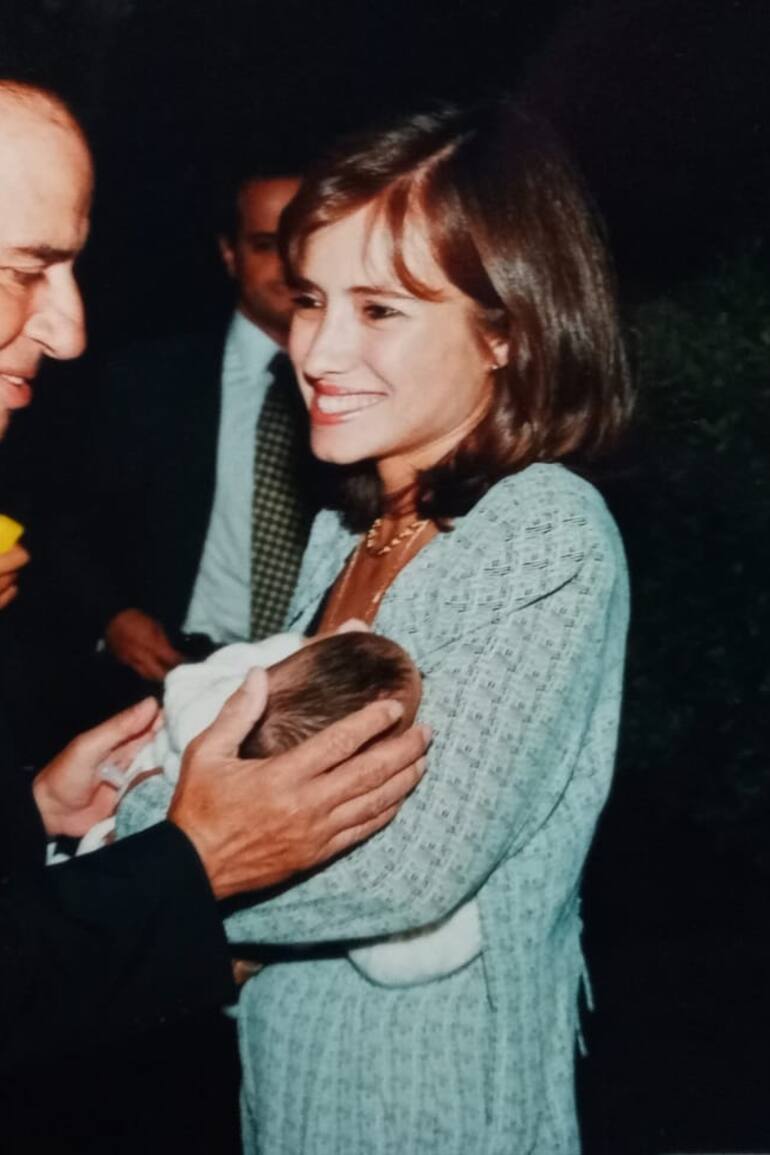 Carlos Menem en el bautismo de Mateo Cagliari, uno de sus ...ahijados, en la Quinta Presidencial de Olivos