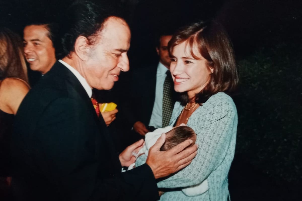 Carlos Menem en el bautismo de Mateo Cagliari, uno de sus ...ahijados, en la Quinta Presidencial de Olivos