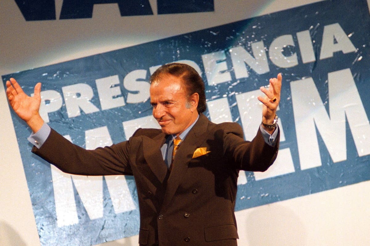 Carlos Menem en Parque Norte, durante un acto de campaña en 1997