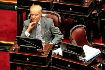 Carlos Menem, en su banca en el Senado