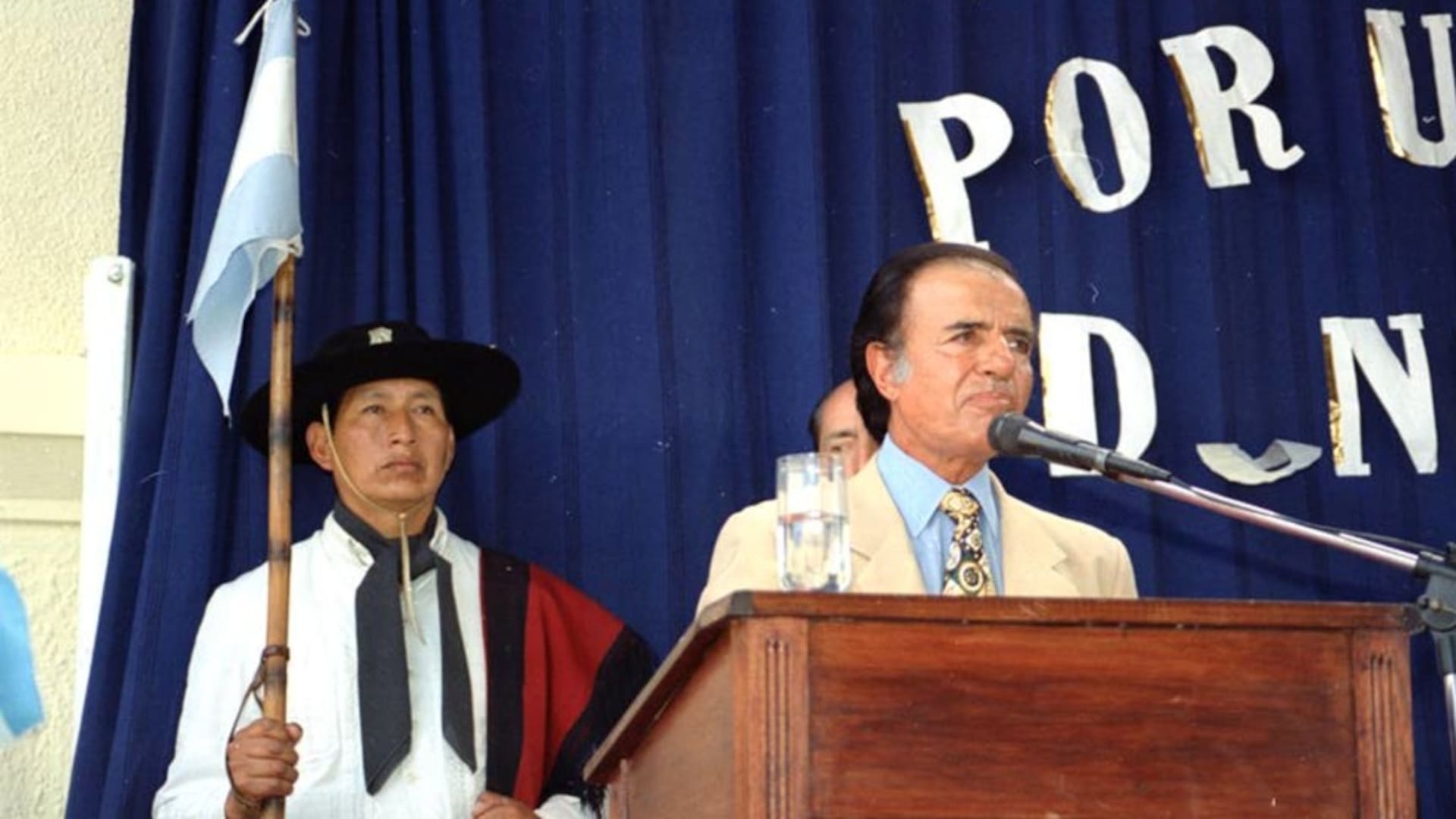 Carlos Menem en Tartagal durante la inauguración del ciclo lectivo. Allí, frente a un grupo de alumnos, hizo el anuncio más sorprendente de su gobierno