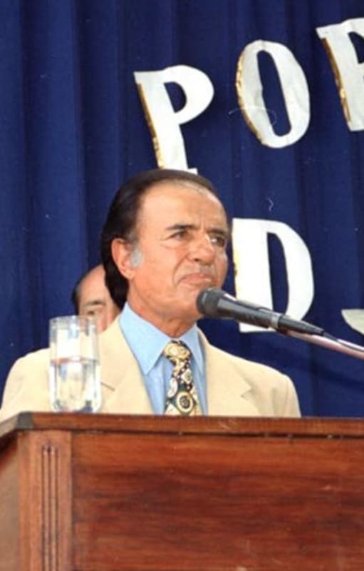 Carlos Menem en Tartagal durante la inauguración del ciclo lectivo. Allí, frente a un grupo de alumnos, hizo el anuncio más sorprendente de su gobierno