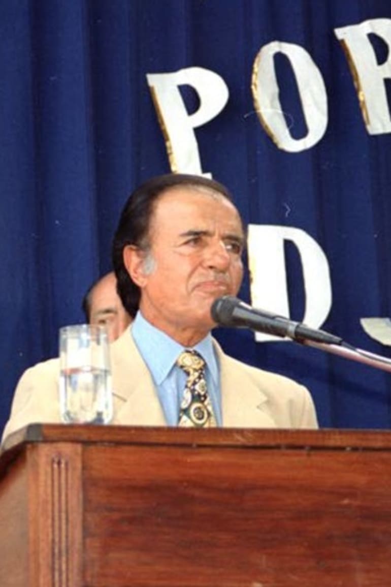 Carlos Menem en Tartagal durante la inauguración del ciclo lectivo. Allí, frente a un grupo de alumnos, hizo el anuncio más sorprendente de su gobierno