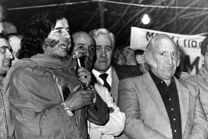 Carlos Menem en un acto de la campaña de 1983, luciendo su famoso anillo