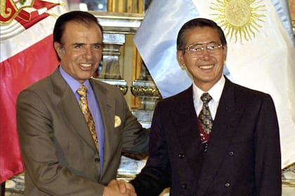 Carlos Menem saluda a Alberto Fujimori, de visita al país en 1996