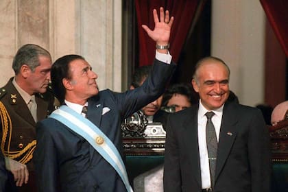 Carlos Menem saluda a los presentes en el Congreso, el 8 de julio de 1995 al iniciar su segunda presidencia junto a Carlos Ruckauf