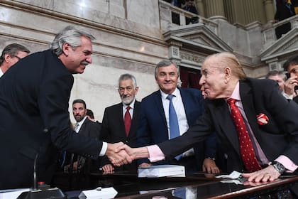 Carlos Menem saluda al presidente electo Alberto Fernández durante la apertura de sesiones ordinarias, el 1 de marzo de 2020