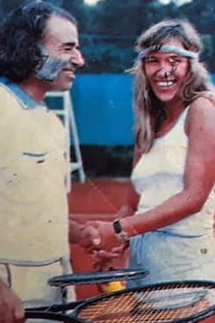 Carlos Menem y Cristina Sotelo en una imagen tomada en 1984, durante su primer encuentro, en una quinta de Maschwitz, promovido por periodistas