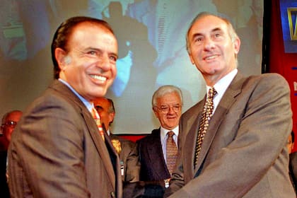Carlos Menem y Fernando de la Rúa en la septima convención de ABRA, foto del 7 de mayo de 1996