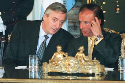 Carlos Menem y Néstor Kirchner durante la firma del decreto de creación de la nueva Base de Caleta Paula, en noviembre de 1998