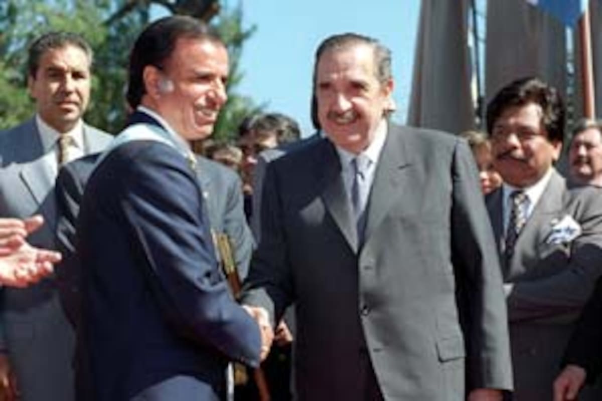 Carlos Menem y Raúl Alfonsín se saludan el 24 de agosto de 1994 al finalizar la reforma constitucional