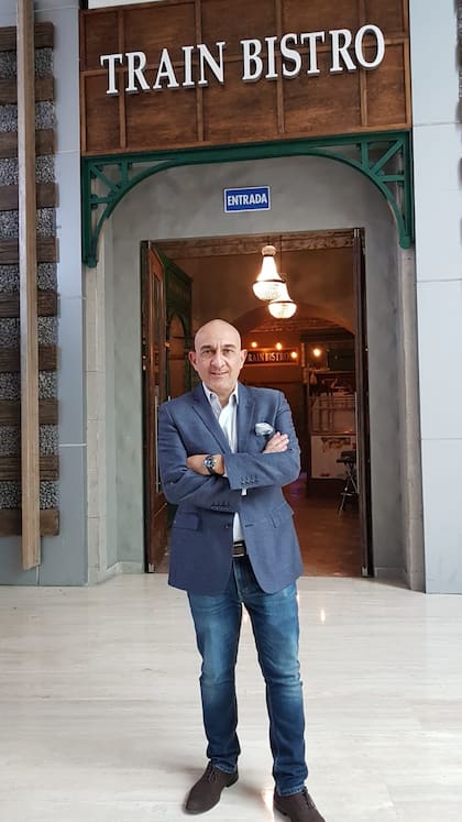 Carlos Molina, a poco de cumplir los 60, cumplió su sueño de montar un restaurante temático con trenes en miniatura.