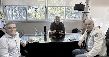 Carlos Montaña y Néstor Grindetti, vicepresidente y presidente de Independiente, respectivamente, en una visita de hace unos meses a la AFA; Chiqui Tapia, el anfitrión