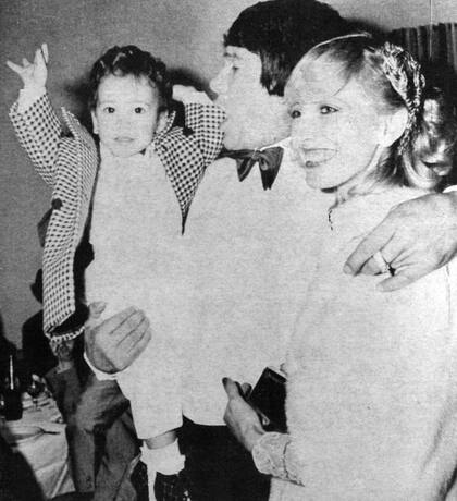 Carlos Monzón con Alicia Muñiz y su hijo Maximiliano, en una foto de 1983