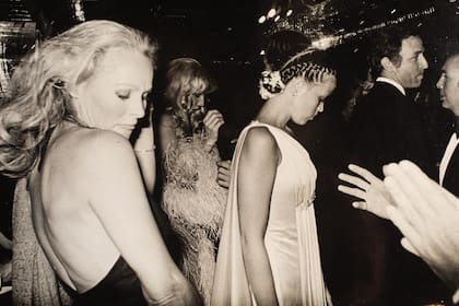 “Carlos Monzón quiso llevarse a Ursula Andress. Tuve que sedarlo para que ella pudiera irse con Juni Crotto, un polista”, revela Schapire. En la imagen, vemos a la "chica Bond", entregada al baile en la pista de Le Club. Detrás de ella está Susana Giménez, con un vestido con plumas de marabú y paillettes.