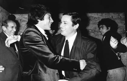 Carlos Monzón y Alain Delon durante el viaje a Francia (Photo by Michel ARTAULT/Gamma-Rapho via Getty Images)