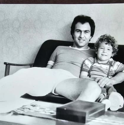 Carlos Morete con su hijo durante su estadía en Las Palmas, mientras se recuperaba de una lesión