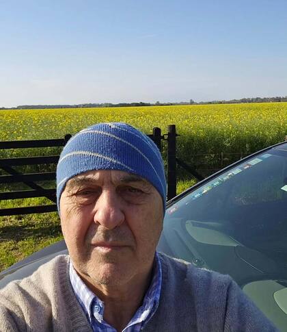 Carlos Morete en el campo que posee por Exaltación de la Cruz