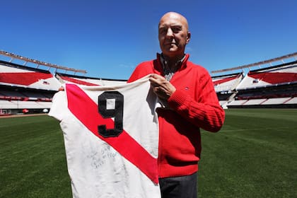 Carlos Morete cn la camiseta que utilizó en el inolvidable River 5 - Boca 4 de 1972