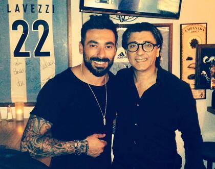 Carlos Muguruza con Pocho Lavezzi en su restaurante Volver, en París
