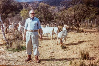 Carlos Núñez con sus cabras en el campo de Loma Bola.