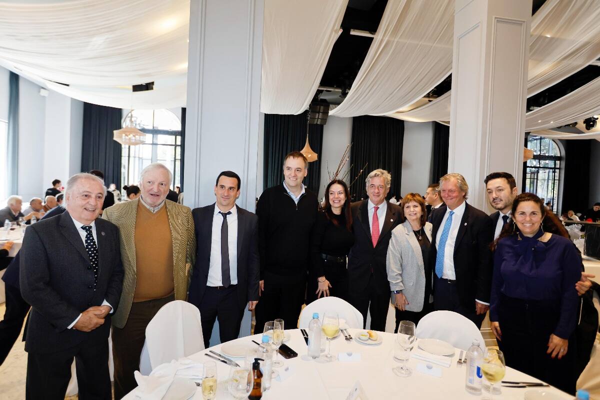 Carlos Odriozola y Raúl Etchebehere, secretarios de la SRA; el subsecretario de Prensa, Javier Lanari; el vocero presidencial, Manuel Adorni; la ministra de Capital Humano, Sandra Pettovello; el presidente de la Rural, Nicolás Pino; la ministra de Seguridad, Patricia Bullrich; el vicepresidente de la SRA, Marcos Pereda; el ministro de Defensa, Luis Petri; y la vicepresidenta segunda de la Rural, Eloísa Frederking