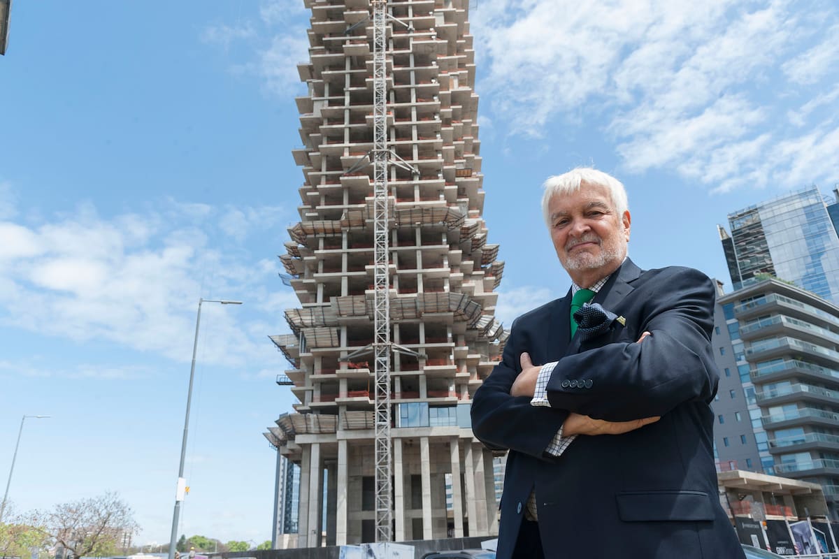 Carlos Ott posa en el complejo Madero Harbour en el Dique 1 de Puerto Madero, donde está haciendo una torre residencial de alta gama