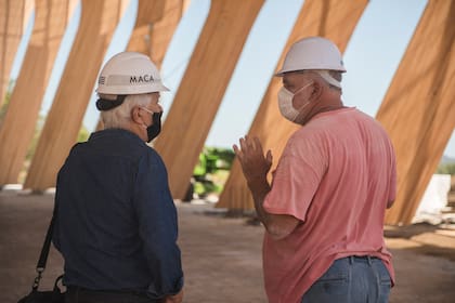 Carlos Ott y Pablo Atchugarry en la obra del MACA.