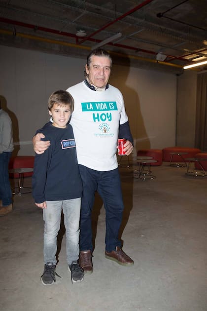 Carlos Paéz Vilaró junto a su nieto, Juan Justo.