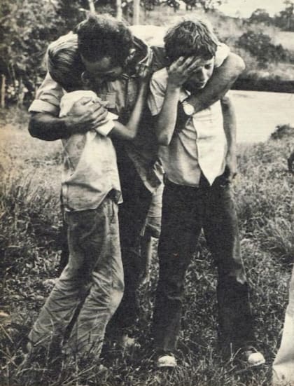 Carlos Pandur y Juan Zehnder junto a su padre luego de salir de la selva (Foto: Gente)