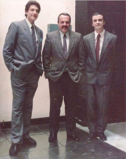 Carlos Parrilla junto a un titán del humor (y de las palabras), Daniel Rabinovich, integrante de Les Luthiers; a su lado, Atilio Veronelli