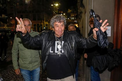 Carlos Pascual Tula en el velatorio de Cacho Castaña