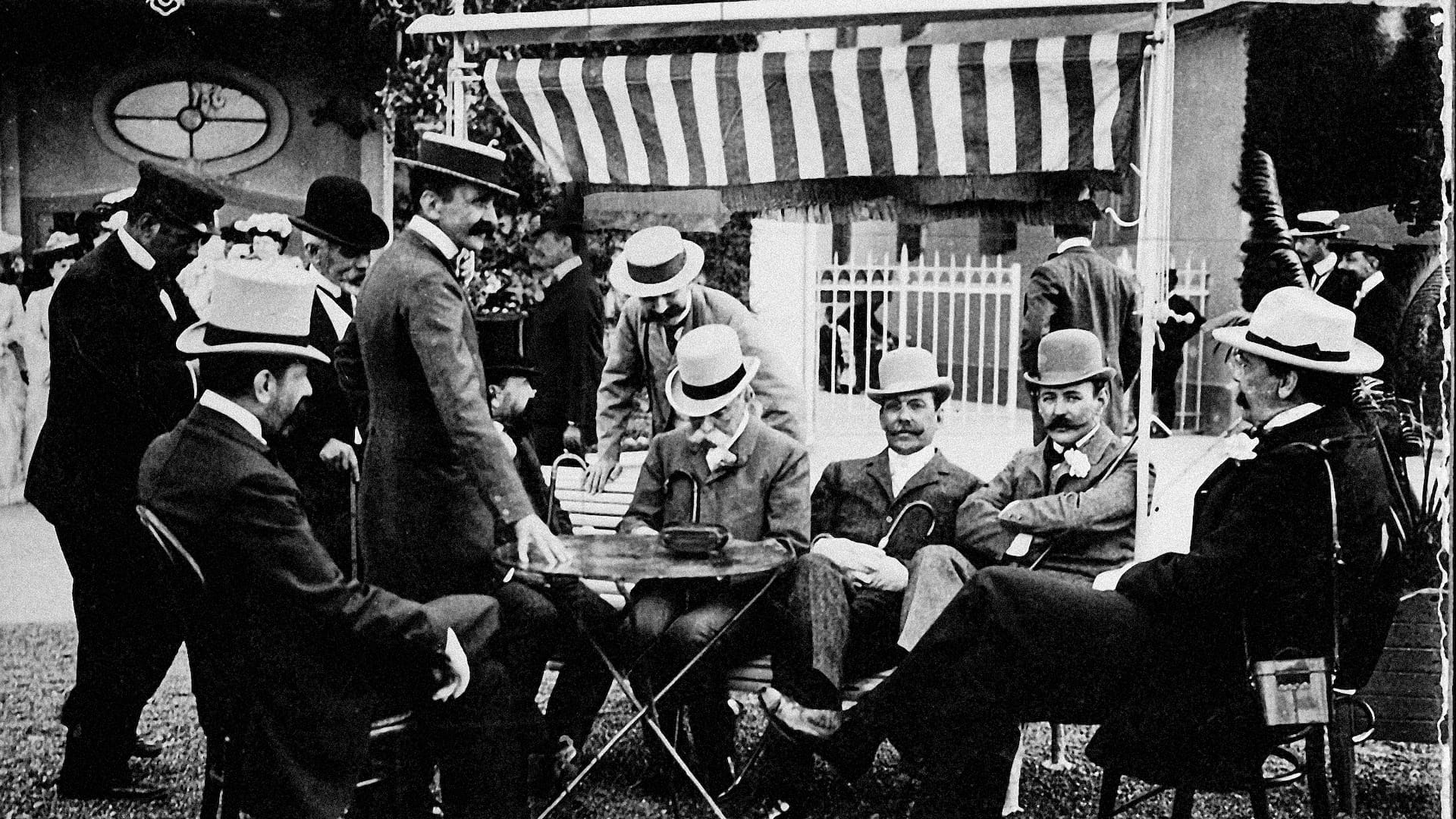 Carlos Pellegrini en compañía de Miguel Cané, Carlos Campos, Alejandro Madero, Julián Martínez y Rufino Varela.