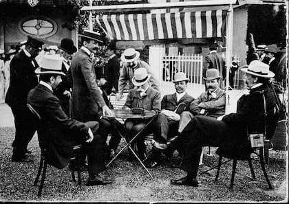 Carlos Pellegrini en compañía de Miguel Cané, Carlos Campos, Alejandro Madero, Julián Martínez y Rufino Varela.