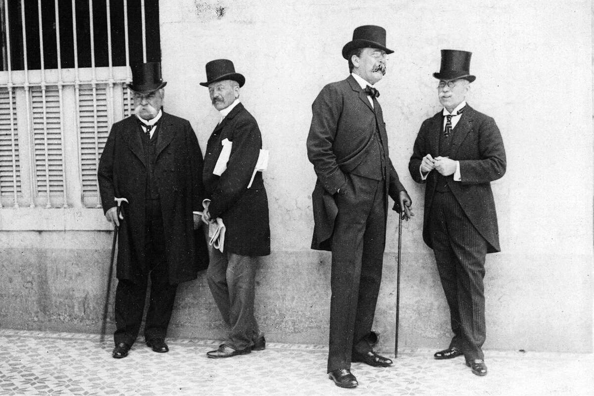 Carlos Pellegrini (tercero desde la izquierda) junto al Gral. Benjamín Victorica y Antonio F. Piñero en la calle Florida, circa 1900
