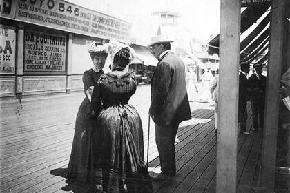 Carlos Pellegrini y su esposa en Mar del Plata