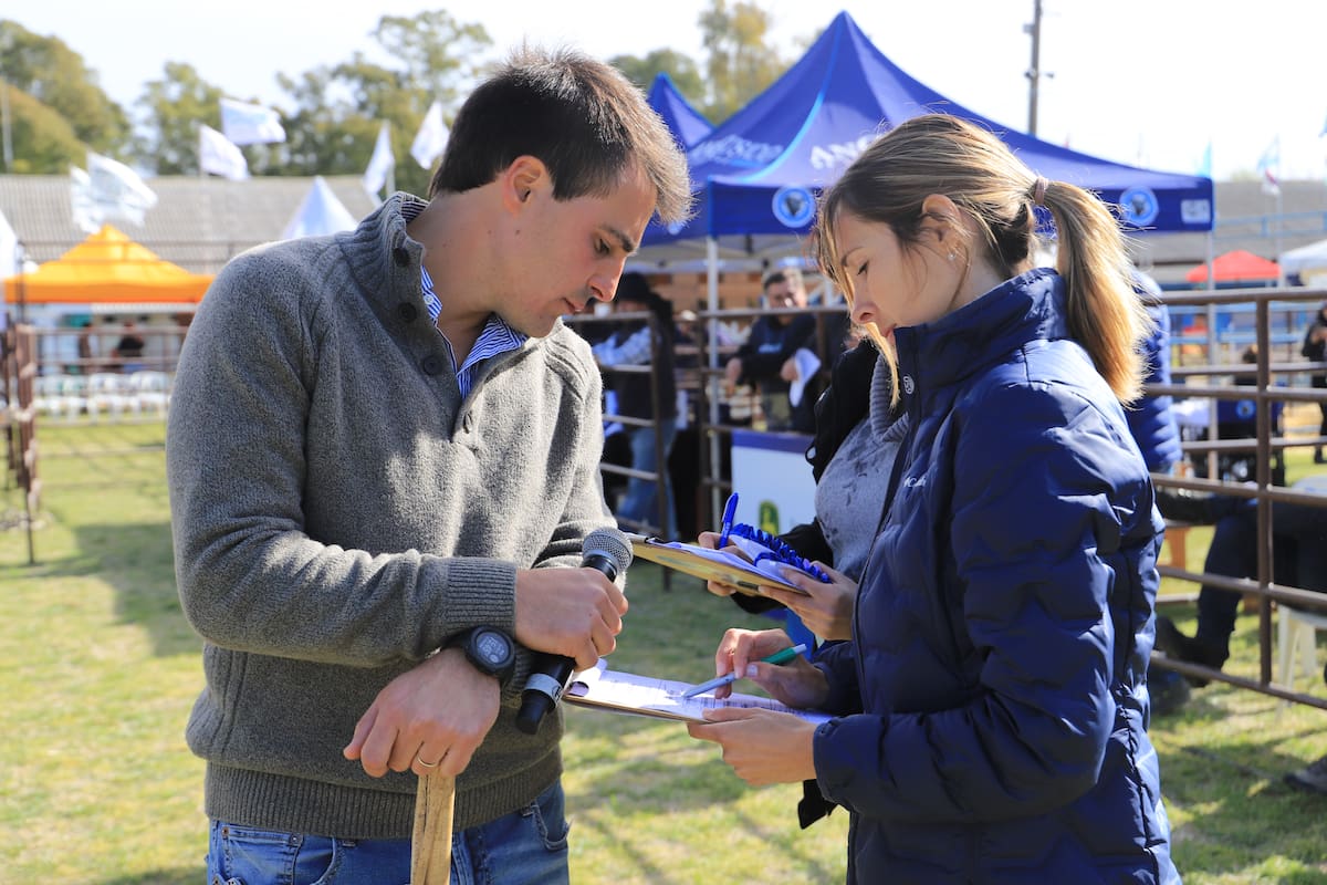 Carlos "Pepe" Pestalardo consulta con Sofía Oradá, su mujer, sobre algunos datos de los ejemplares en pista