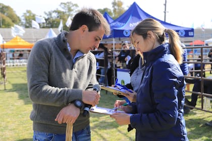 Carlos "Pepe" Pestalardo consulta con Sofía Oradá, su mujer, sobre algunos datos de los ejemplares en pista