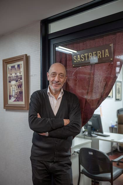 Carlos Pérez, jefe del Taller de Sastrería. Dedicó toda su vida al oficio y hoy coordina una de las áreas responsables de crear, adaptar y conservar cientos de trajes para las producciones del Teatro Colón.