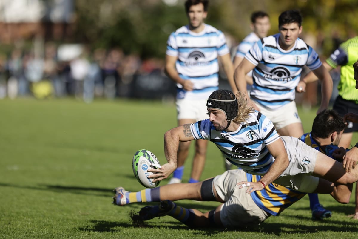 Carlos Pirán ejecuta un rever-pass para que la jugada prospere a pesar del tackle; esta vez SIC no consiguió tries, pero aun así se las ingenió para superar a Hindú en el Top 12.