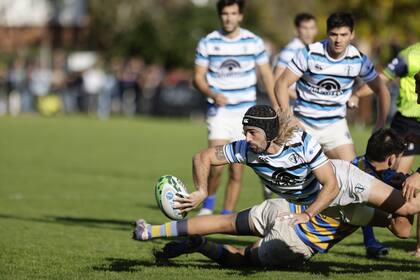 Carlos Pirán ejecuta un rever-pass para que la jugada prospere a pesar del tackle; esta vez SIC no consiguió tries, pero aun así se las ingenió para superar a Hindú en el Top 12.