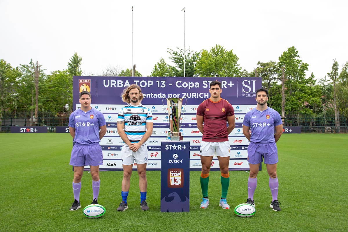 Carlos Pirán y Joaquín De la Vega (con los referís Tomás Bertazza y Pablo Deluca), serán contrincantes este domingo en la semifinal del Top 13 que decidirá el rival de Hindú para el próximo sábado.