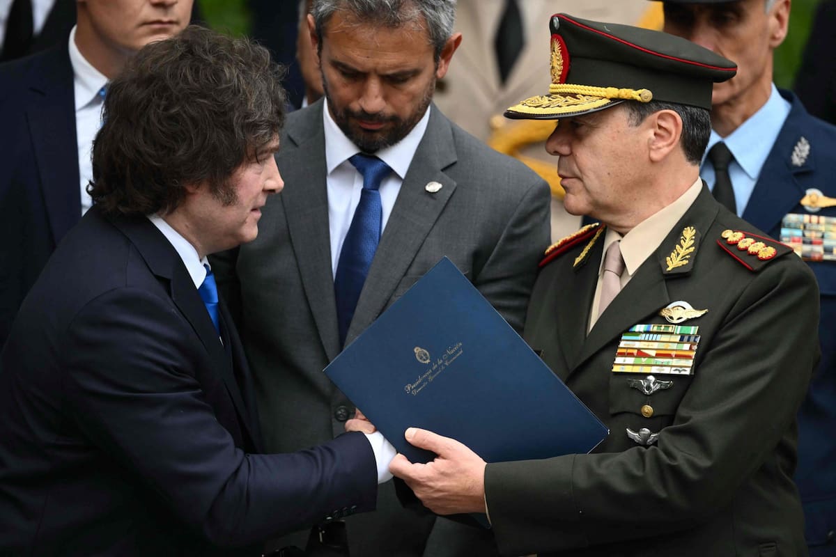Carlos Presti junto a Milei durante el 44 aniversario de la guerra de Malvinas